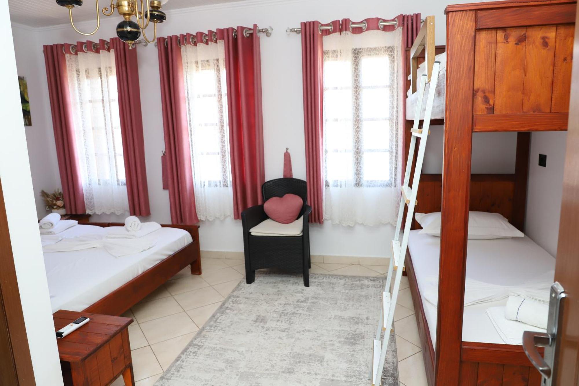 Guest House Lion ベラト エクステリア 写真